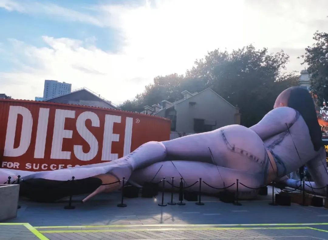 淮海路闪现“巨型充气人偶”！有人吓哭，有人被迷住！谁还没有看过TA？