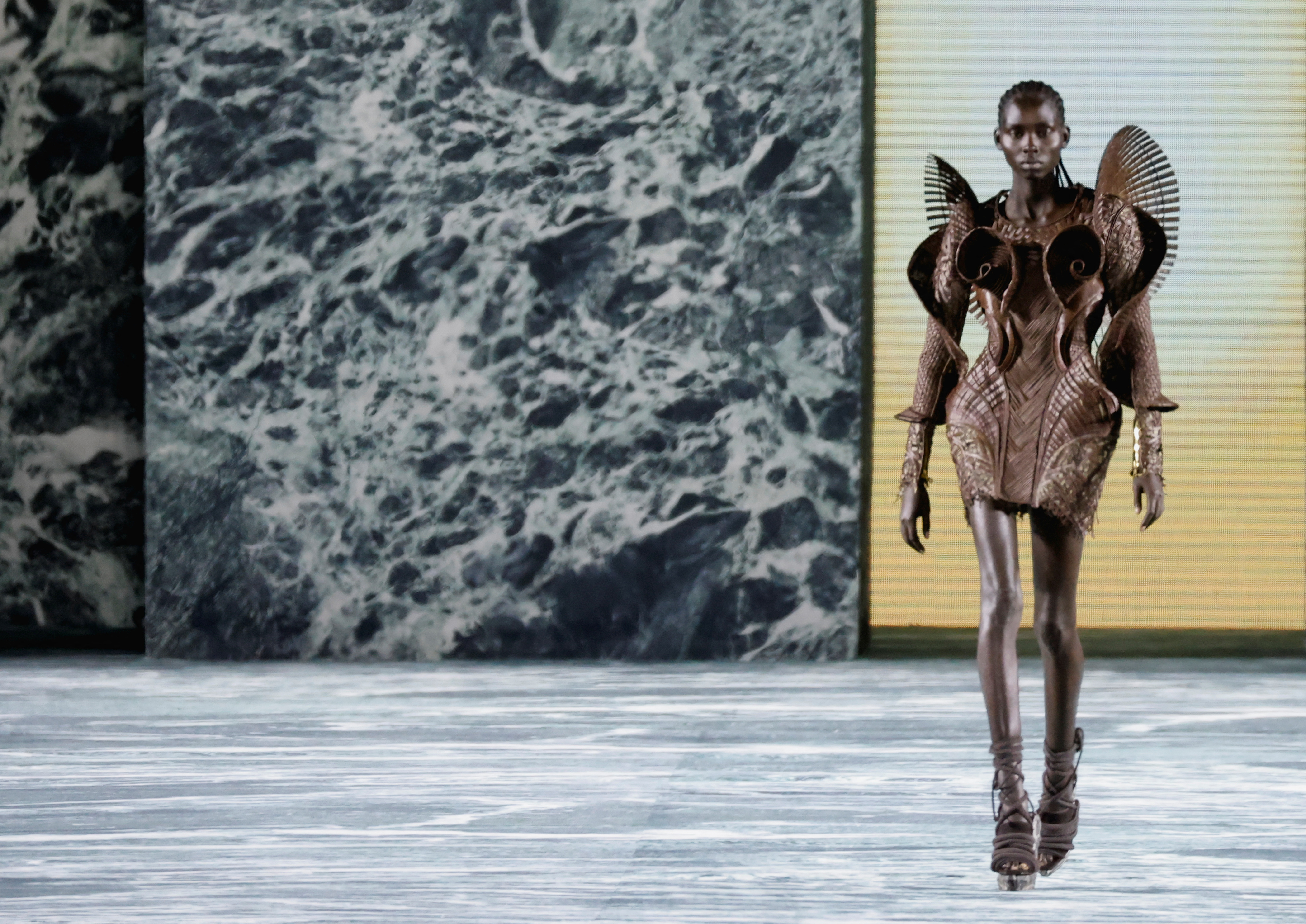 巴黎时装周外国人,balmain2923巴黎时装周秀场