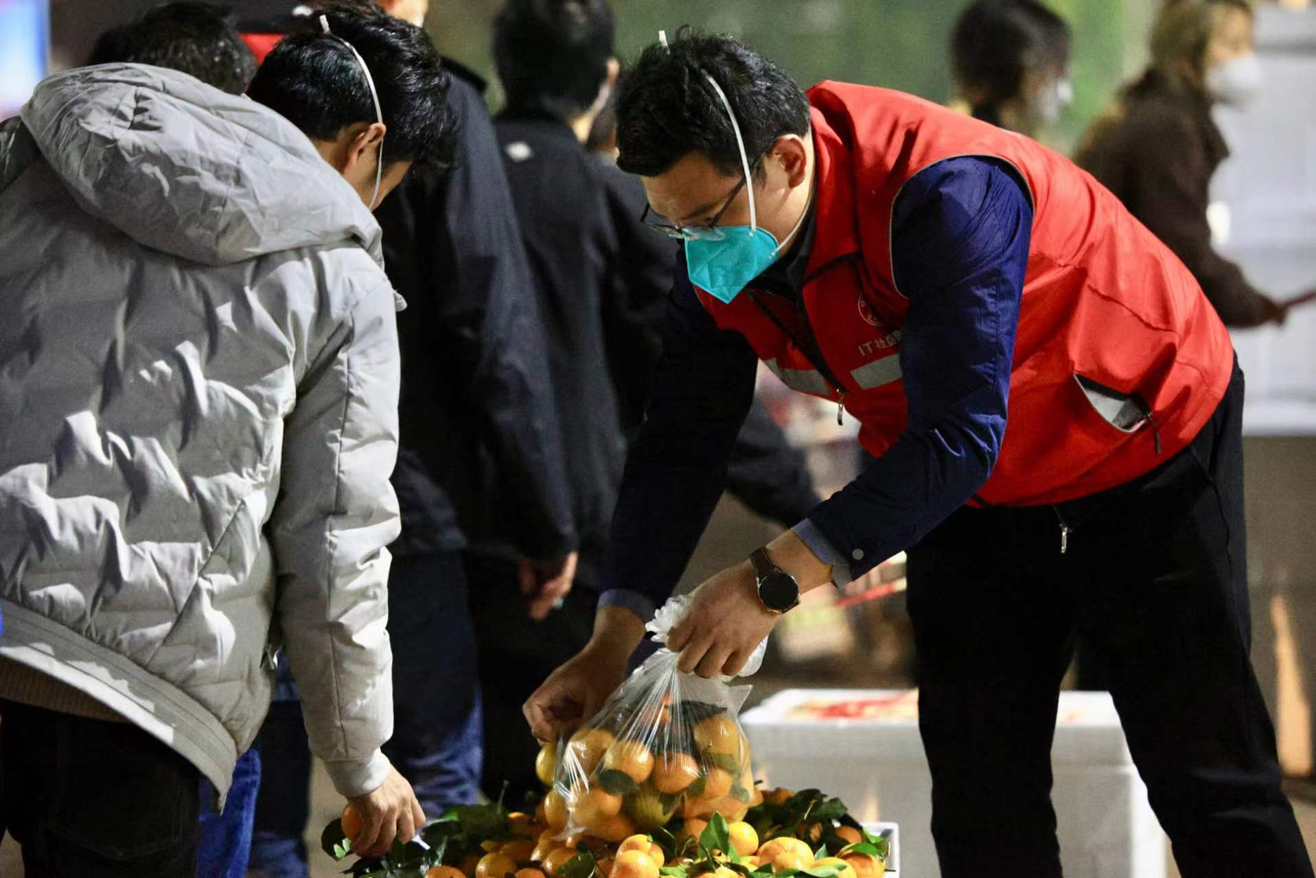 郑州富士康感动时刻,基层干部支援郑州富士康