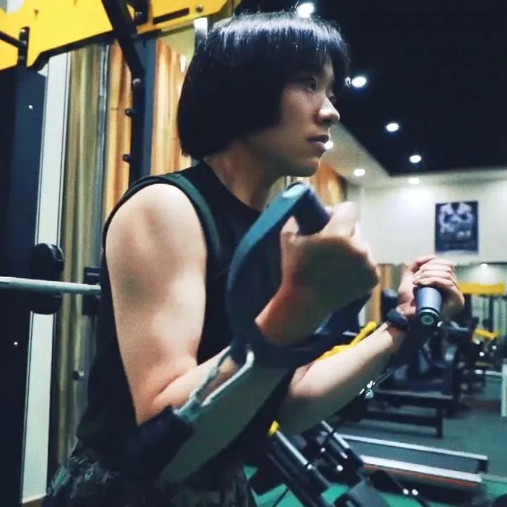 部队仰卧起坐新姿势,部队仰卧起坐标准是多少个