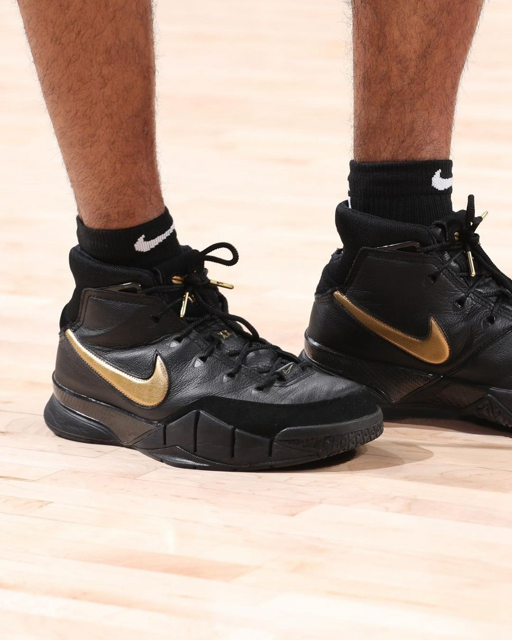 人傻了！尼克斯xKITH正式发布！两万观众一人送一件……