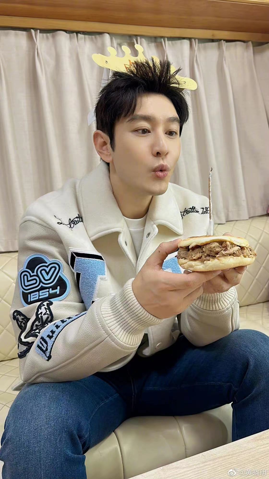 黄晓明生日小海绵祝福视频,黄晓明晒全家福为95岁姥姥庆生