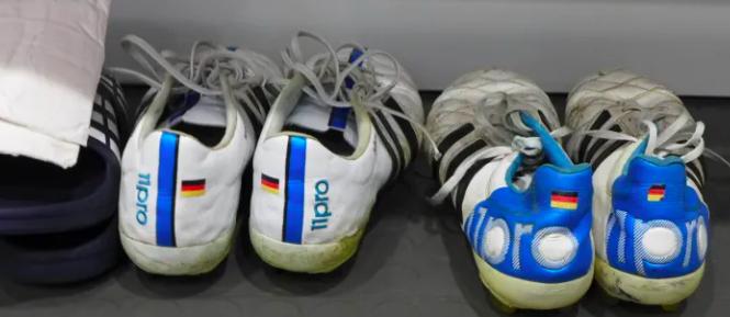 追光|不为人知的细节——好好的足球袜为啥剪破洞？