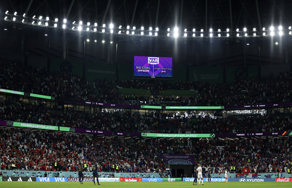 哈亚·话题｜世界杯上争议不断！VAR真的毁了足球吗？