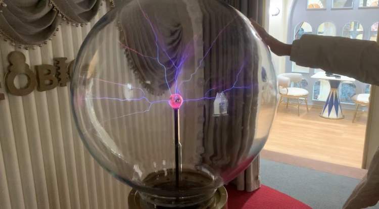 操作水力工厂、玩转特斯拉线圈……商场里开了个三层楼的沉浸式体验科技馆丨晨看展