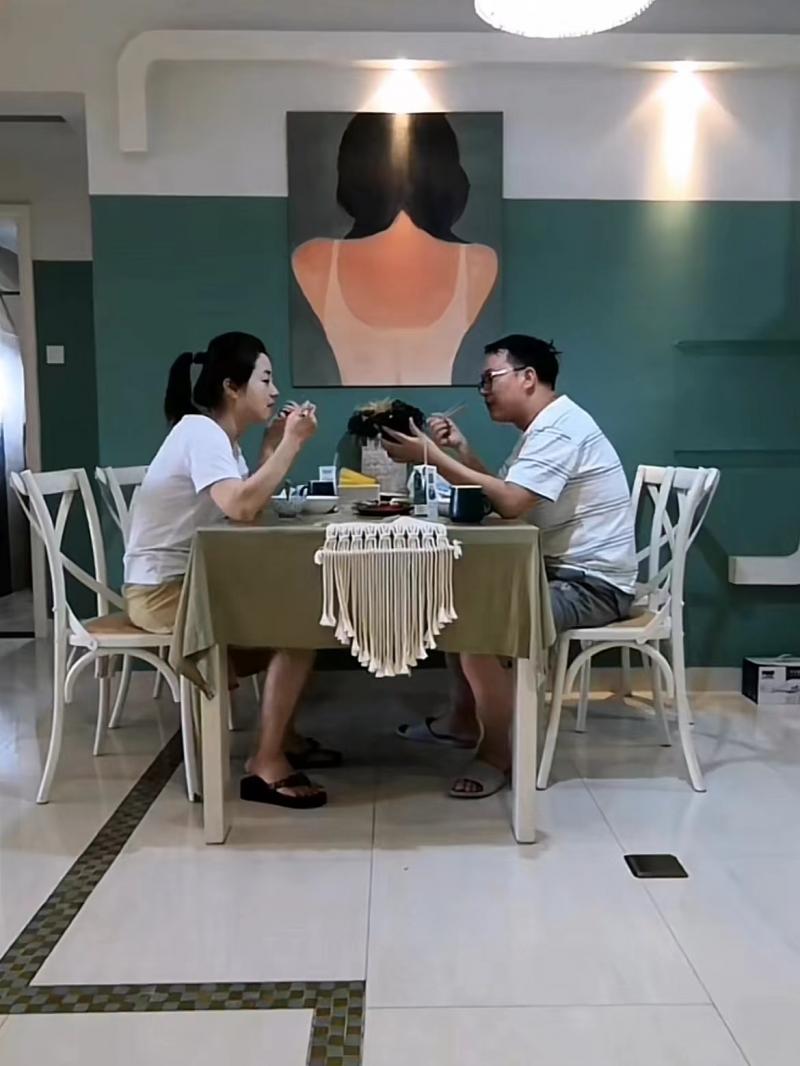 男女三亚相亲遇疫情同居13天4个月后领证当事人：我们没洗头洗澡就去领证但很开心