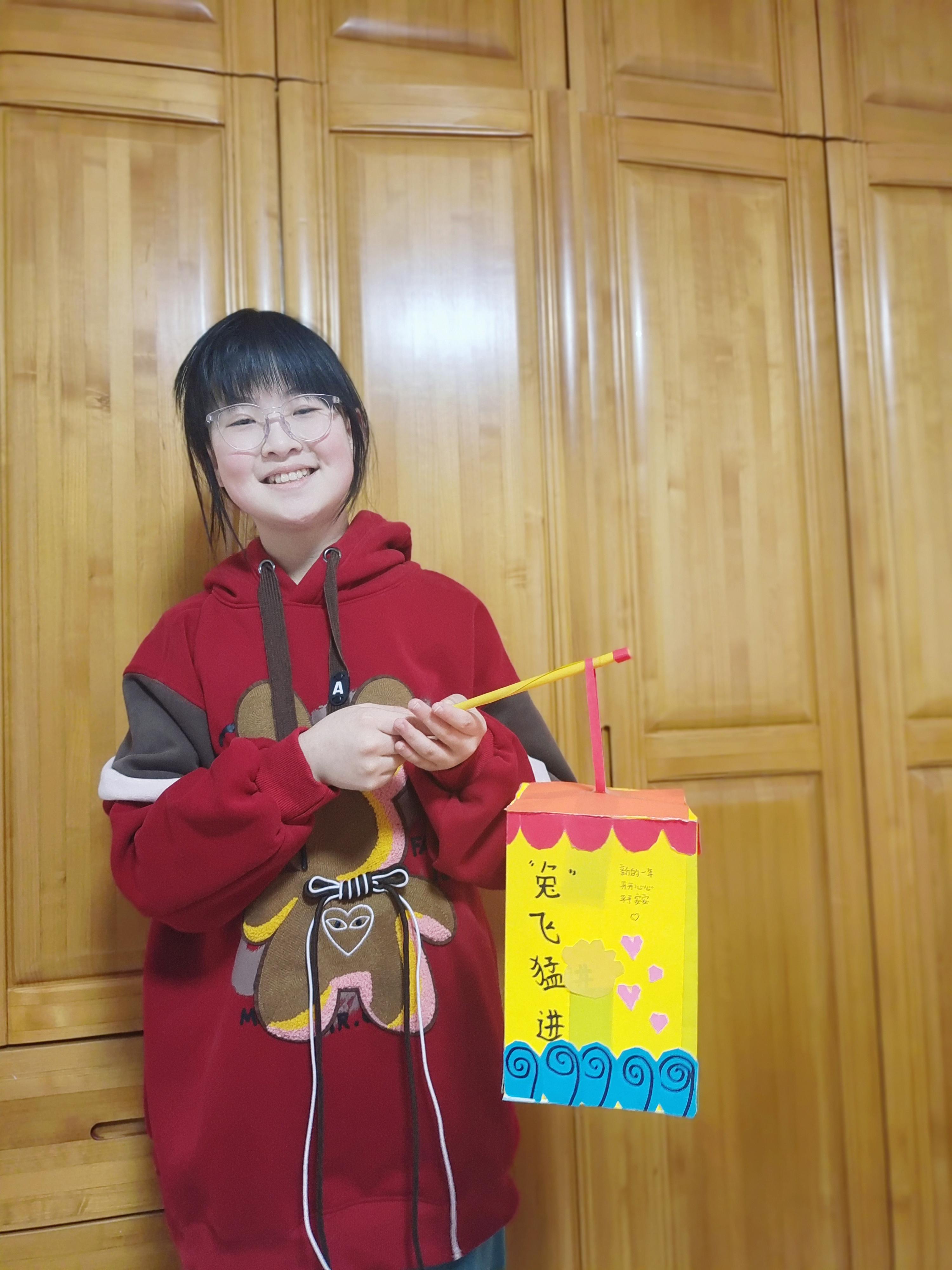 小学生做灯笼一等奖又简单又好看,一等奖最漂亮手工灯笼小学生