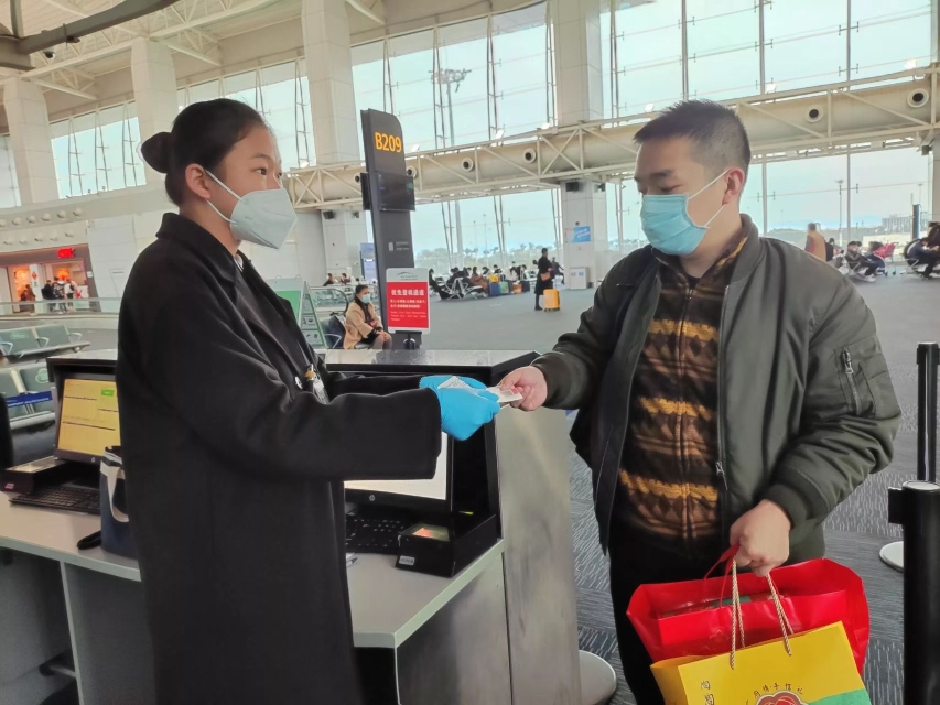 白云机场“00后”春运初体验