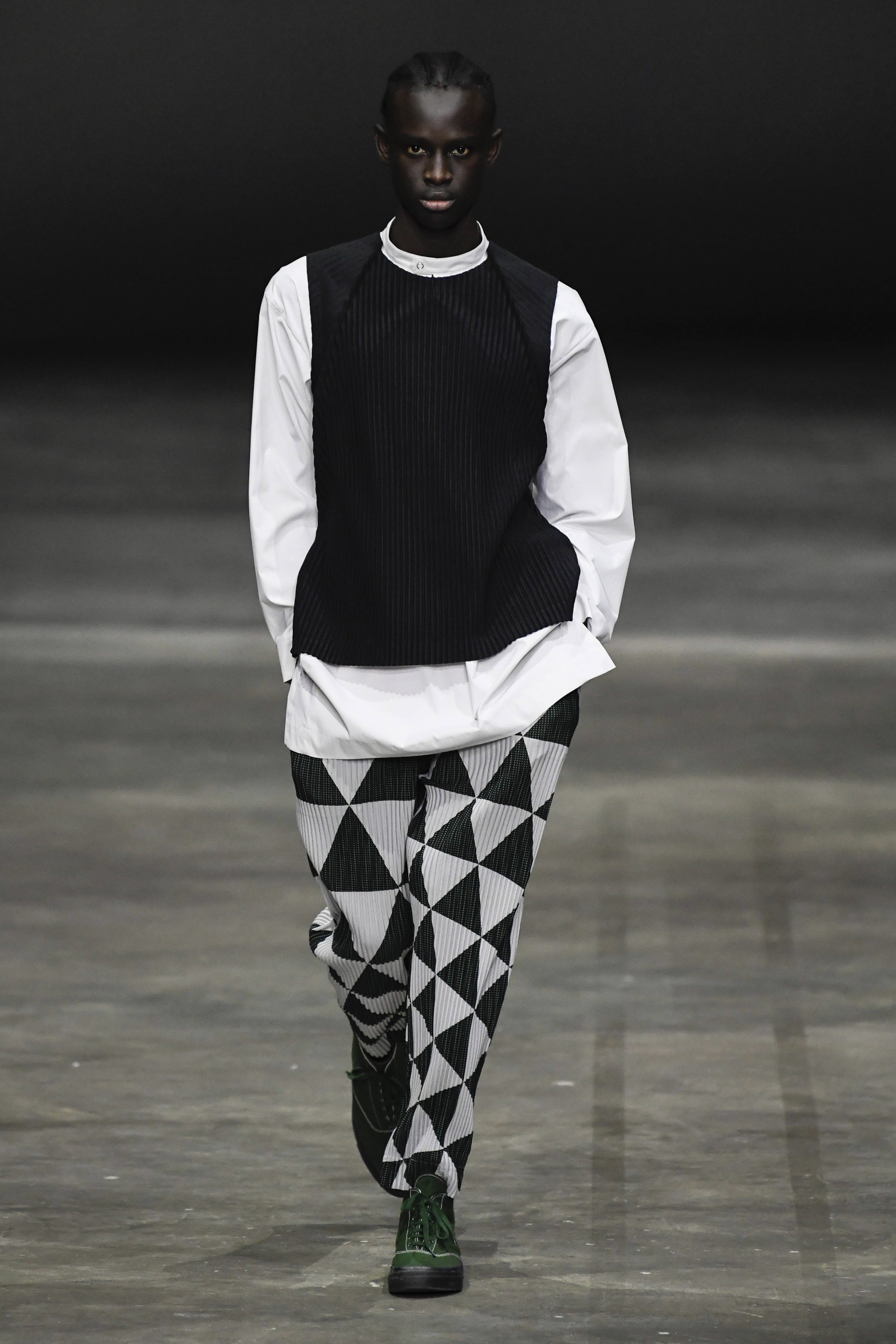 巴黎时装周2023男装秀场,2022夏季流行男装时装秀