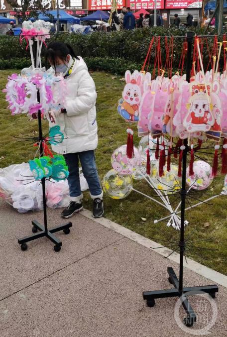 小学生春节摆摊赚钱,四川一名小学生摆摊半月赚万元