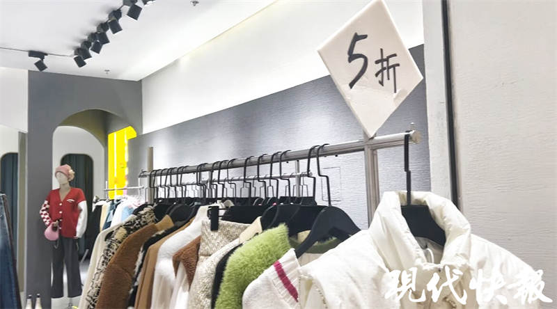 在坚守中等春天：南京三家街头小店的生存故事