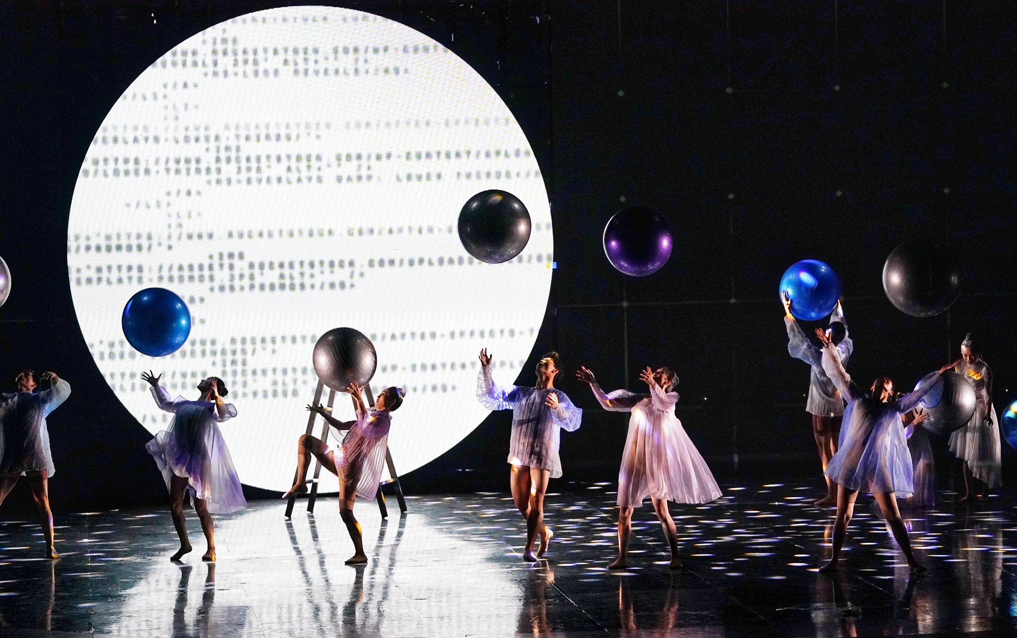 舞剧如见,舞蹈剧场遇到另一个自己