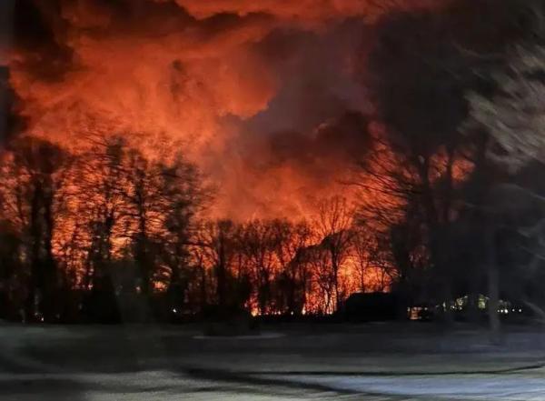 美国发生严重油泄漏事故,美国罐车又侧翻剧毒硝酸泄漏