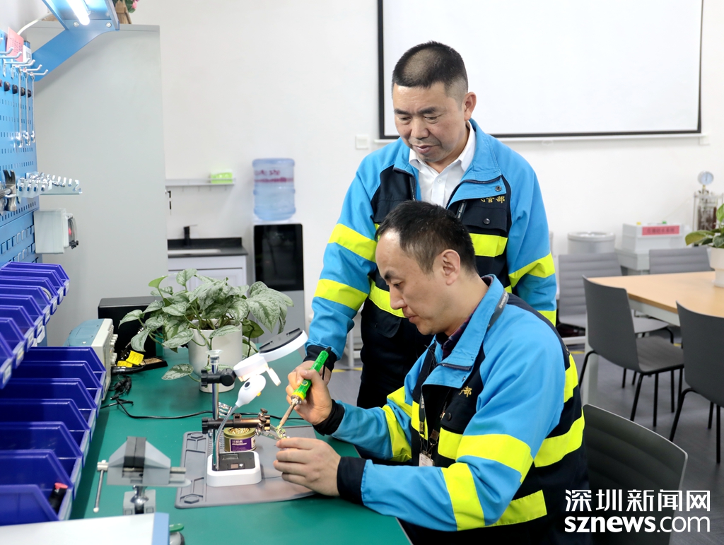 深圳机场“守灯人”徐学艺：守护“机场星河”32载为每一架飞机引航