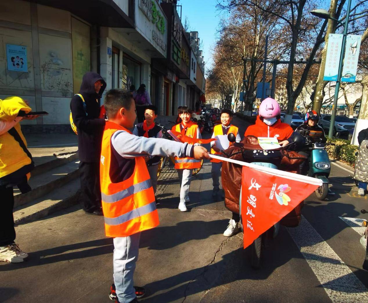 雷锋精神永放光芒主题,弘扬雷锋精神争做志愿先锋班会