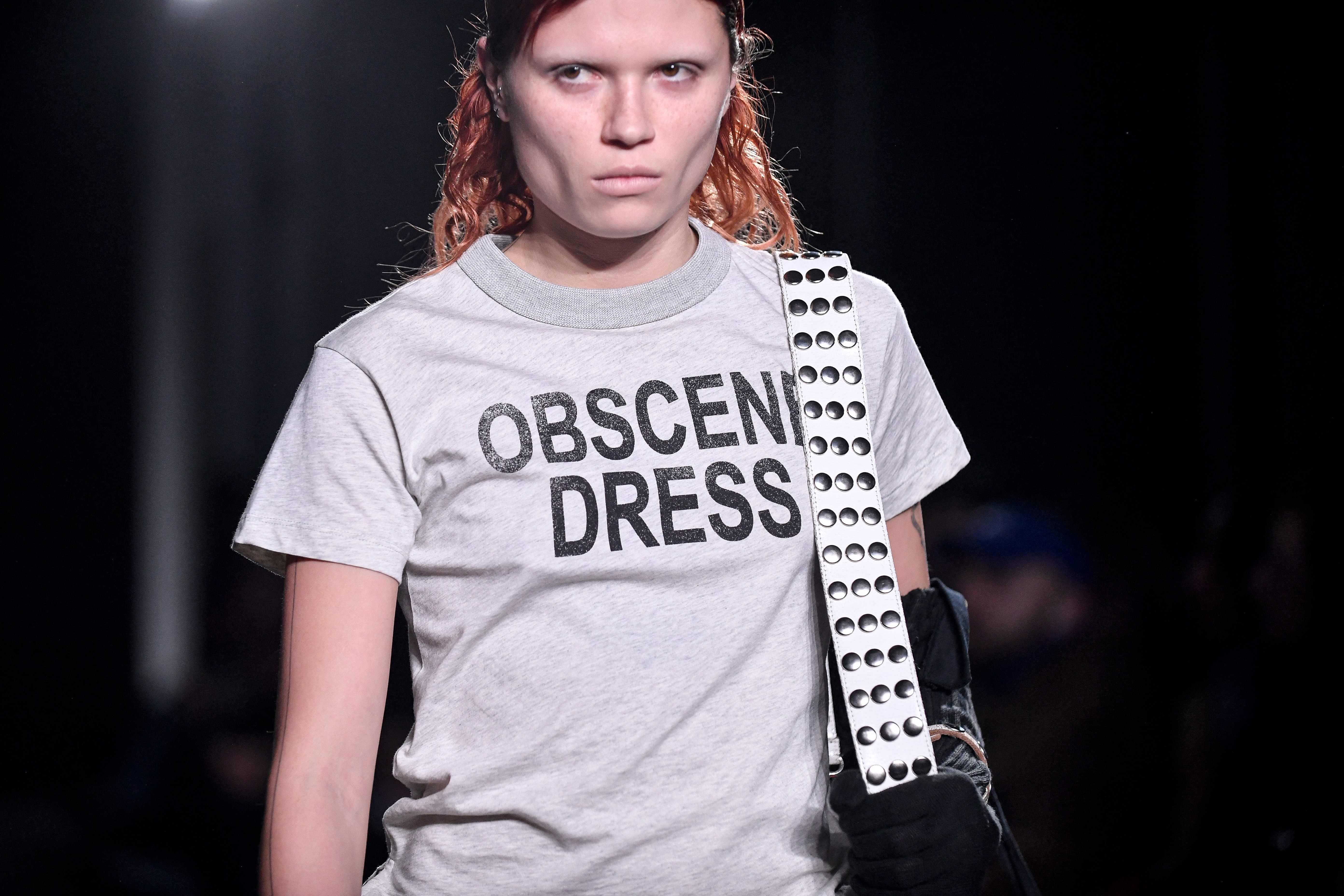 2018夏季国际时装周晚礼服t台秀,时装周红色冬季搭配走秀