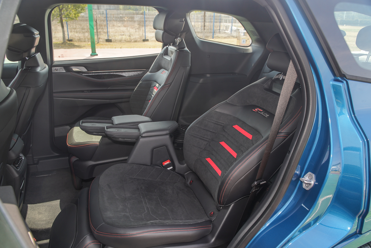 锐界plus2022款四驱七座落地,2015年锐界2.0t四驱七座二手车