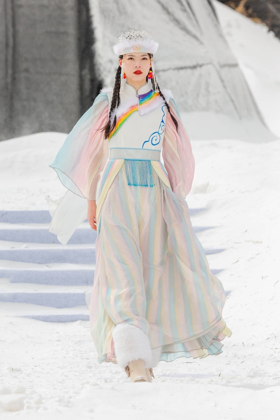 鄂伦春民族服饰秀分享,鄂伦春民族服饰展