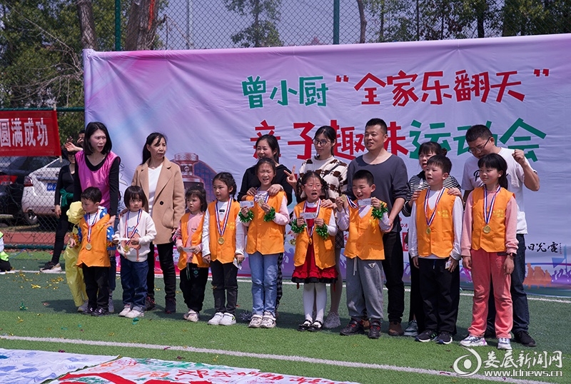 幼儿园亲子运动会全家乐翻天游戏,忆童年亲子运动会亲子律动表演