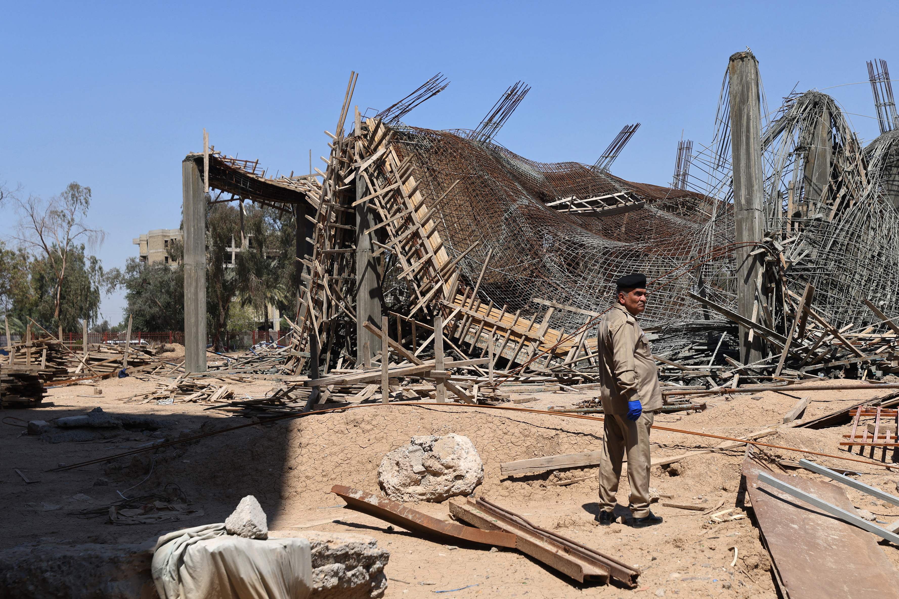 伊拉克巴格达市中心建筑倒塌,泰国一购物中心突然倒塌