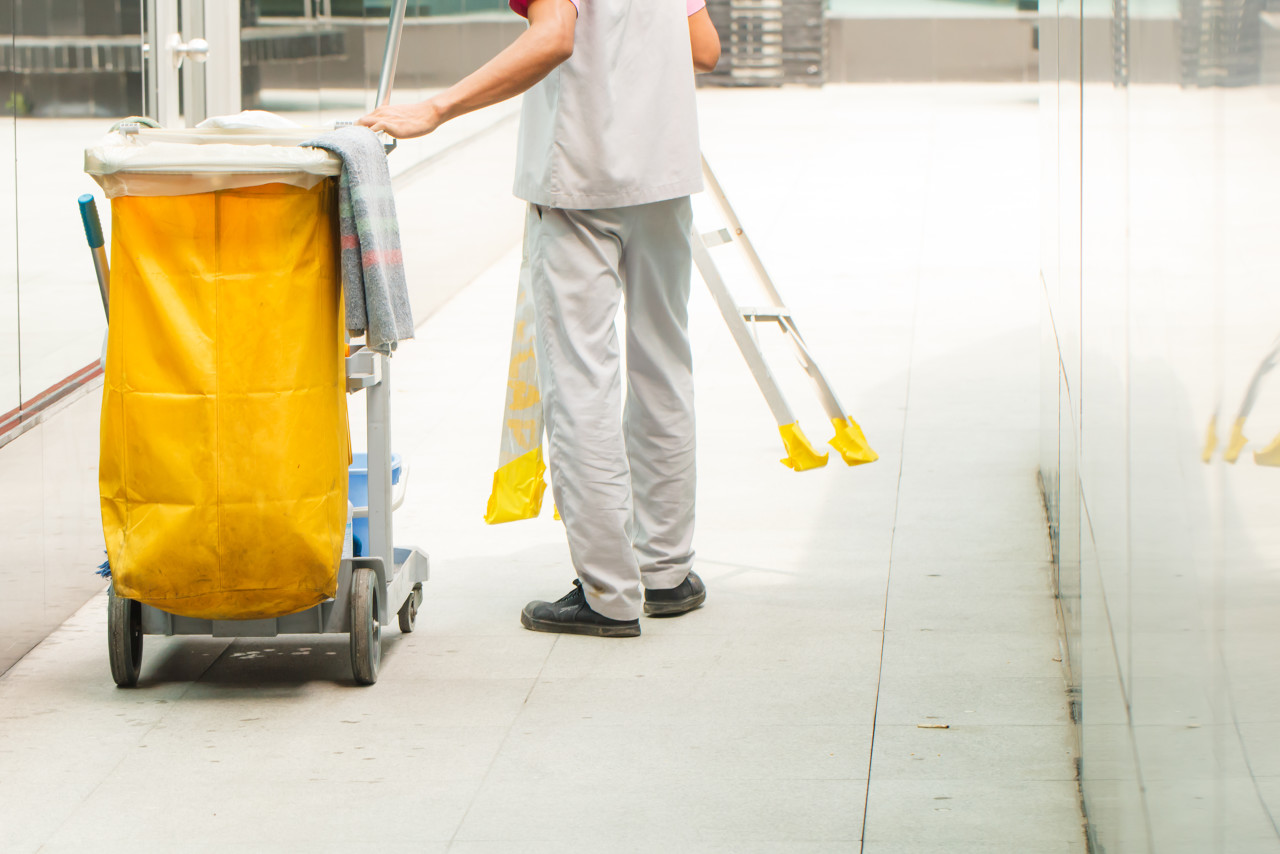 60岁退休教师做保洁月薪3000,60岁退休教师干保洁好吗