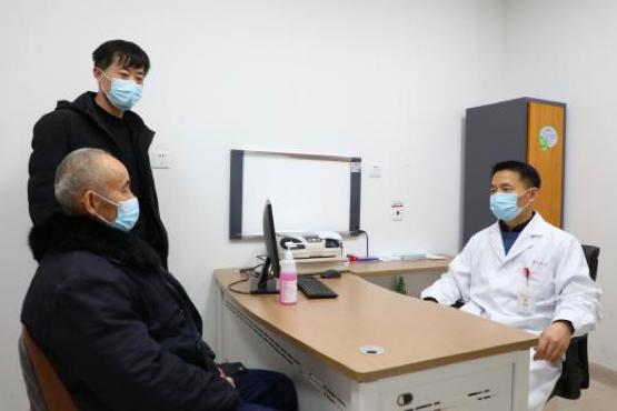 72岁老人被撞头部,80多岁老人头摔伤动手术