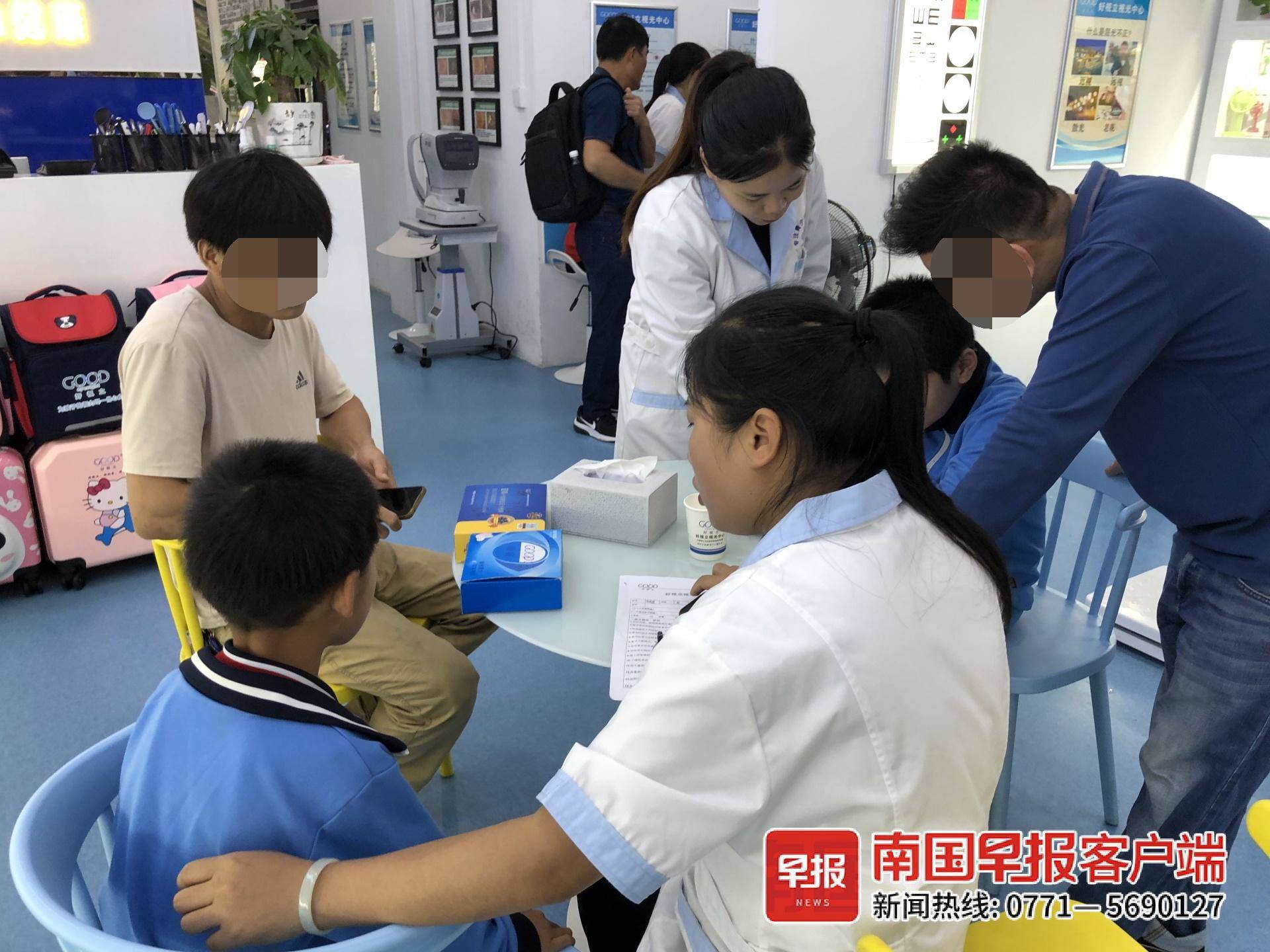 眼镜店在学生视力档案表植入广告，还让学校引导到店复查？教育局回应家长质疑