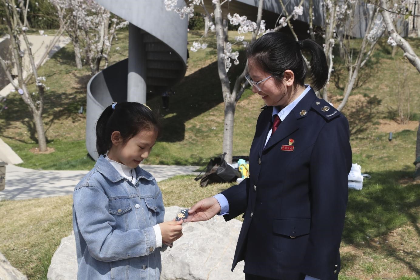 五莲税务：春风入山城税宣再相约