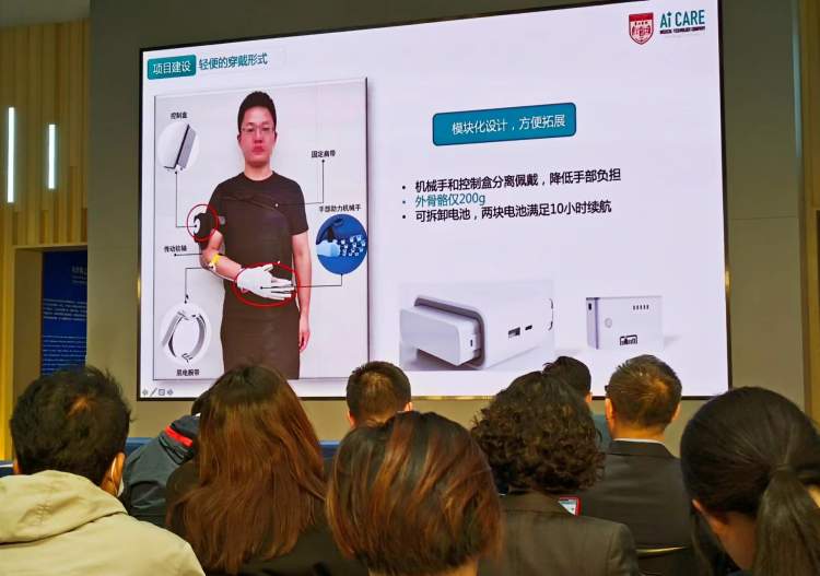 机器人帮助他们做家务的英语,智能机器人做家务照顾病人