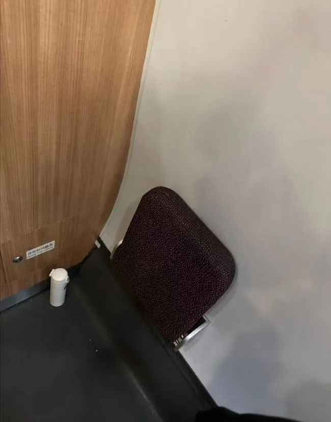 “随便给我个站票，倒立、悬挂、室外、通宵都行！”知名歌手在线求助……