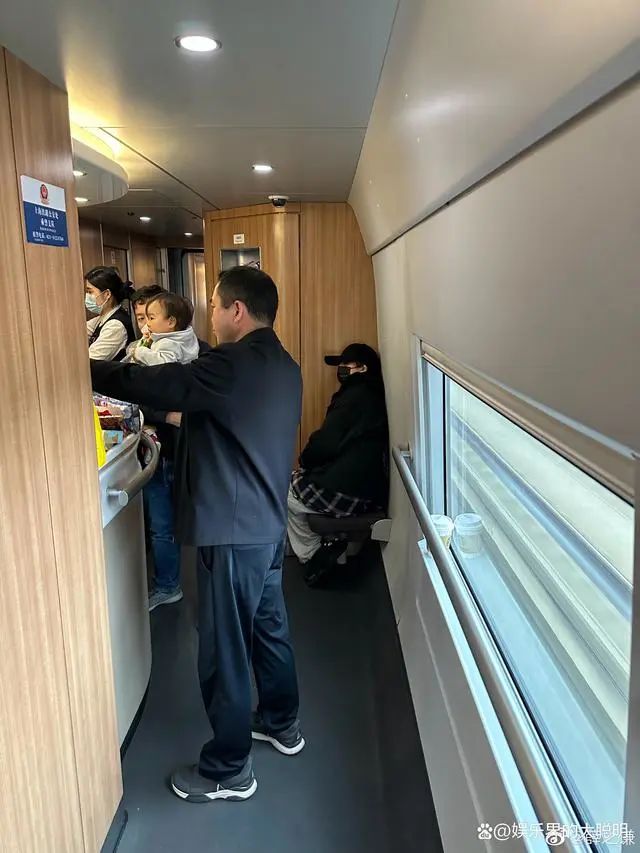 “随便给我个站票，倒立、悬挂、室外、通宵都行！”知名歌手在线求助……