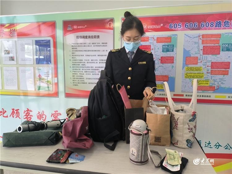 青岛温馨巴士乘客,青岛交运温馨巴士免费发放