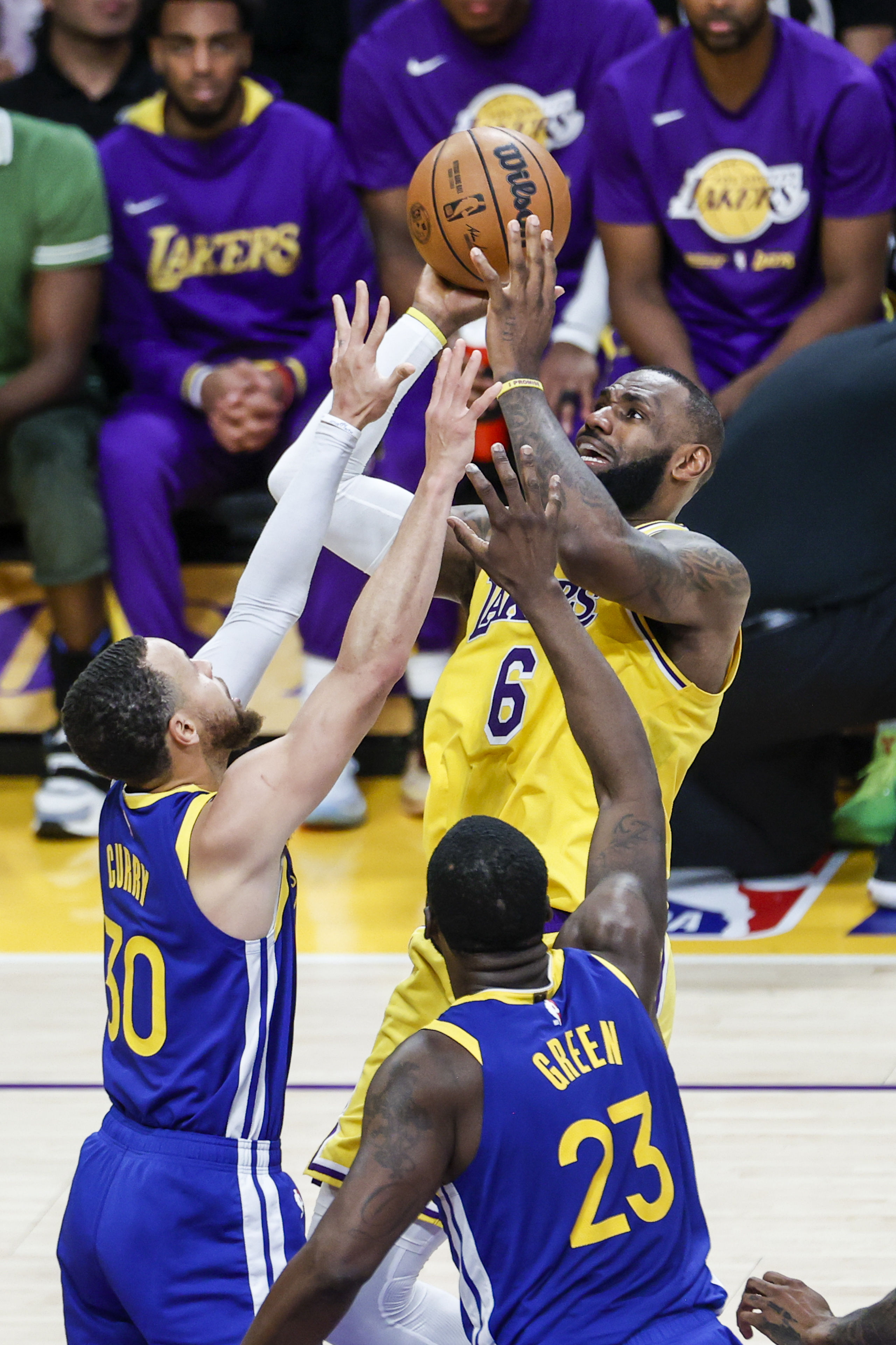 nba常规赛湖人坐镇主场迎战勇士,nba勇士胜湖人队