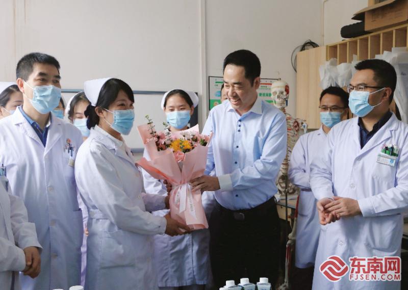 宁德市中医院开展护士节慰问活动