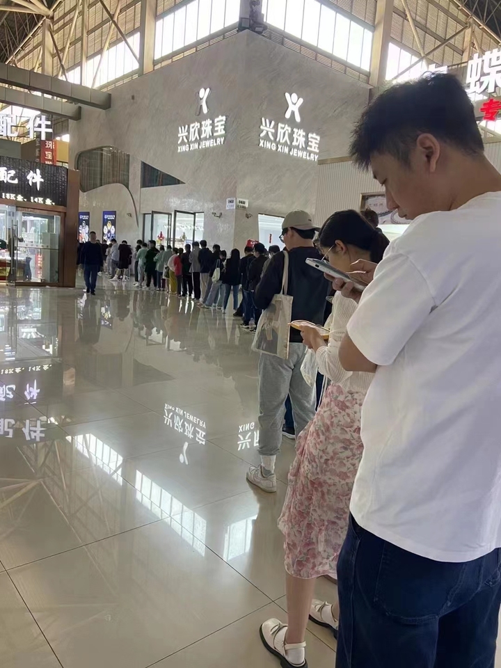 疯狂的珍珠①丨世界珍珠大会前代购们开始疯抢网红主播一夜带货上百万