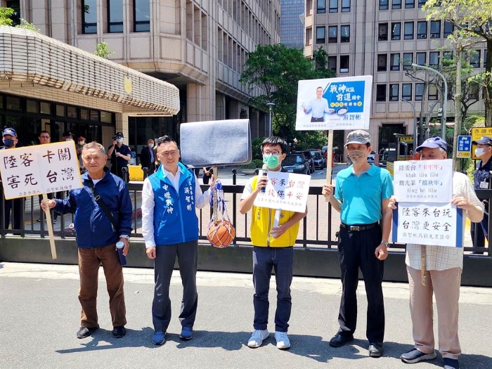 陆客迟迟不开放，岛内各方“怒”声一片