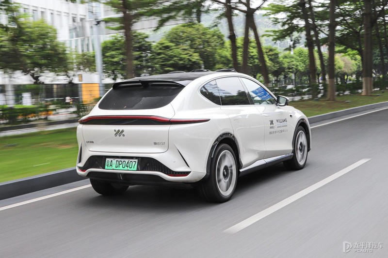 智己ls7的半幅式方向盘,智己ls7半幅方向盘是谁生产的