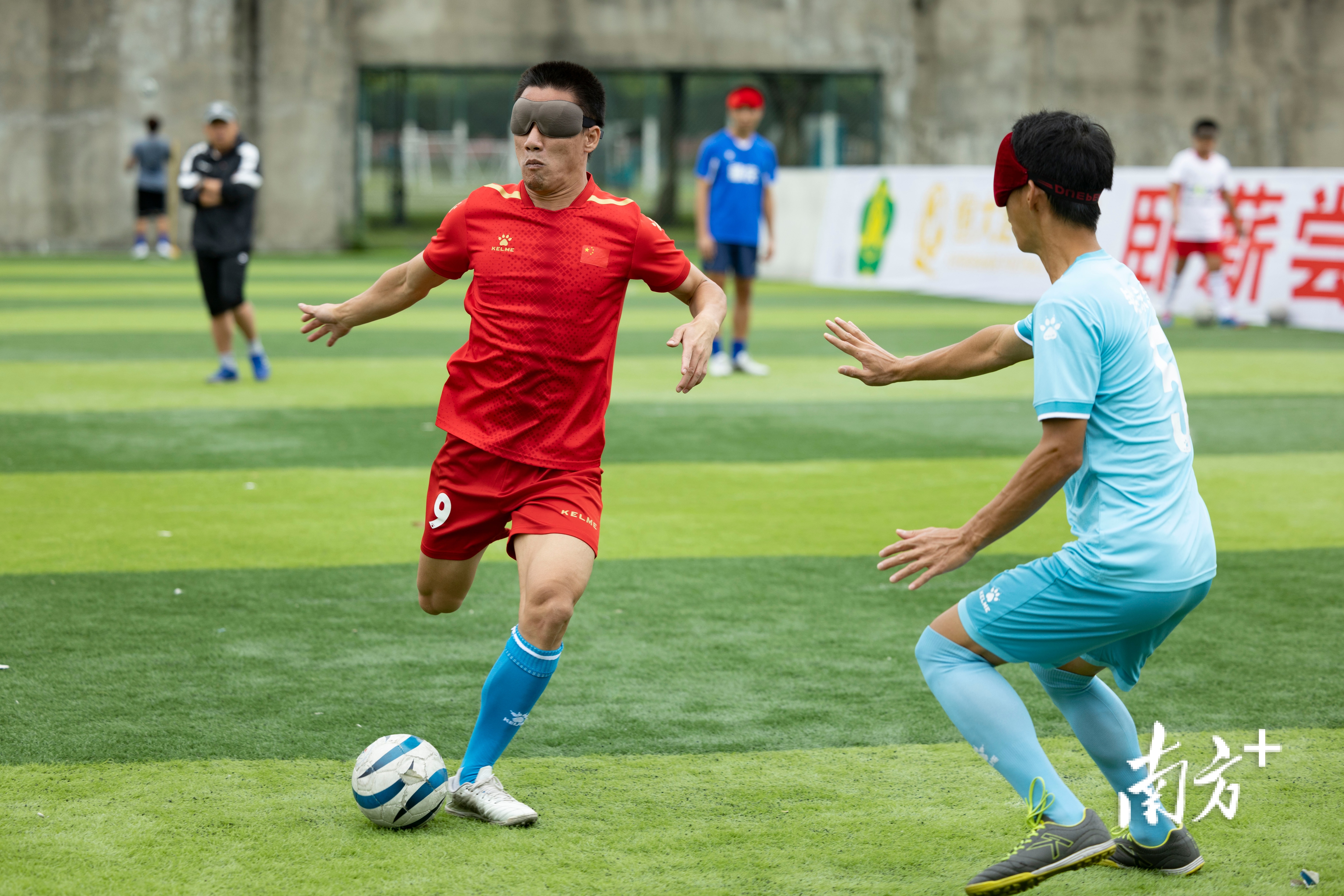 看不见的绿茵场上，听风驰骋踢向“光明”｜视界