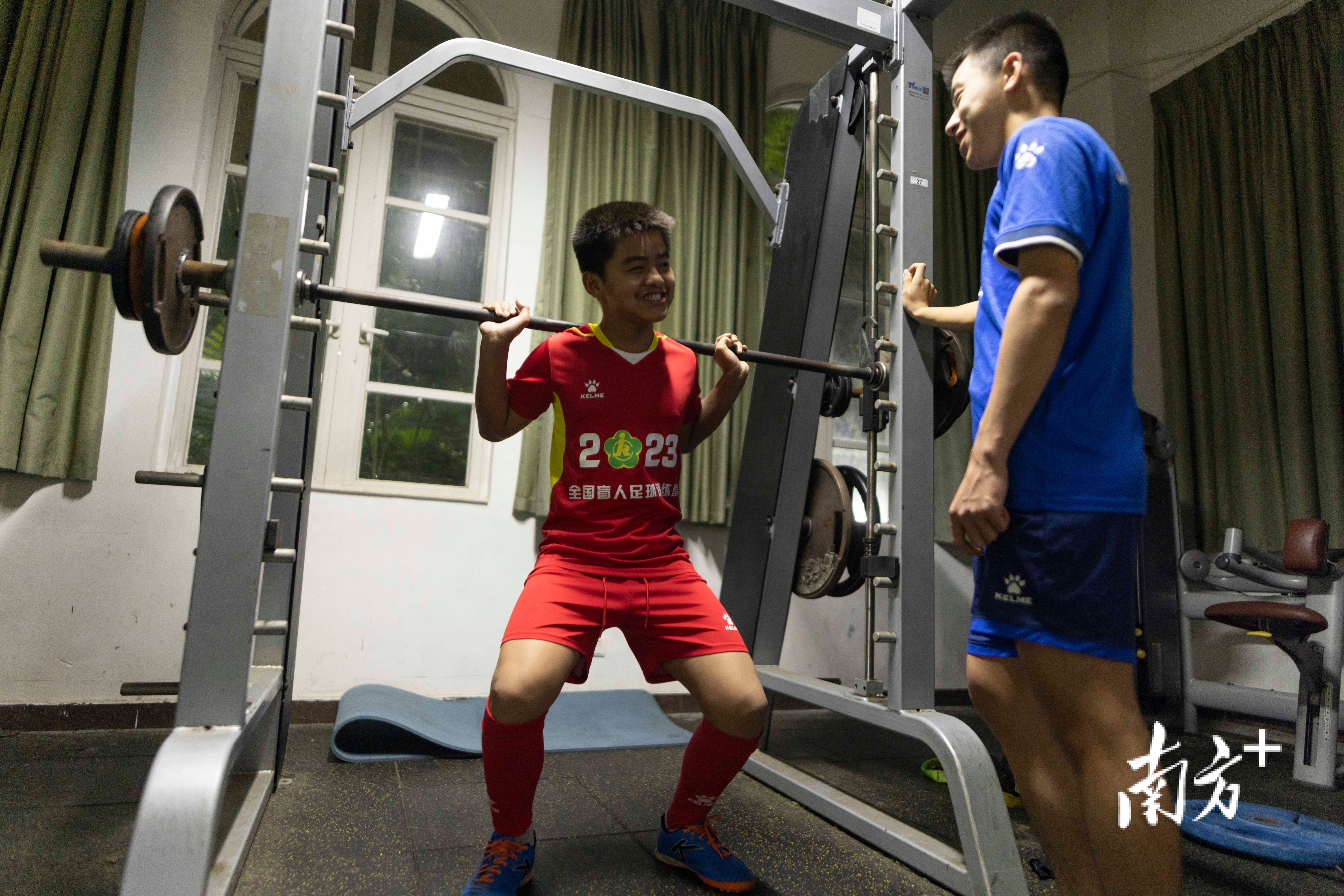 看不见的绿茵场上，听风驰骋踢向“光明”｜视界