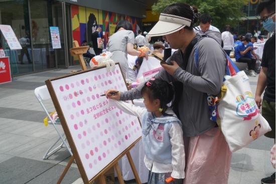 凭爱心出圈！金鹏航空义卖摊位亮相上海市普陀区第七季“亲子做公益”主题活动
