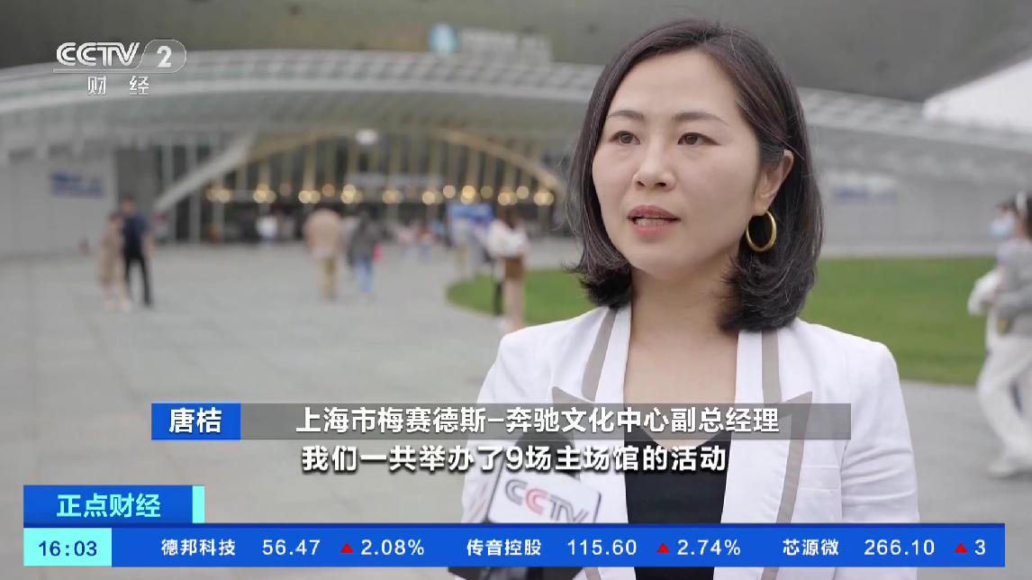 演出现场嗨翻全场掌声响起来,现场演出嗨翻天