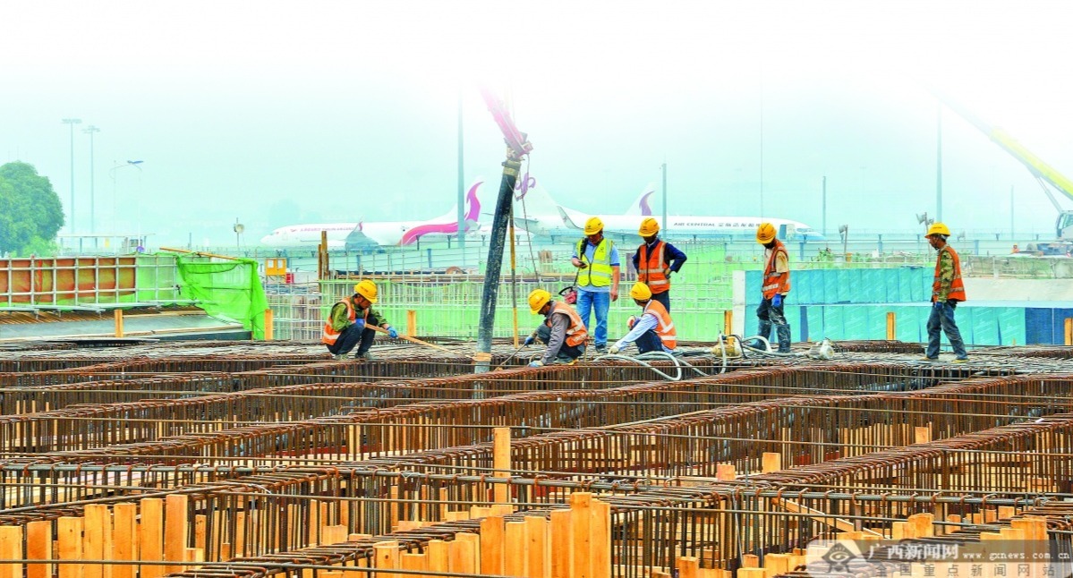 广西云调研·重大项目攻坚记②｜南宁吴圩国际机场改扩建工程：最大跨度飞机滑行道桥挺起“脊梁”