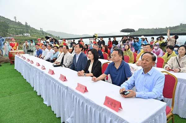 百亩金银花海香飘栖霞烟台首届红色乡村旅游嘉年华启动
