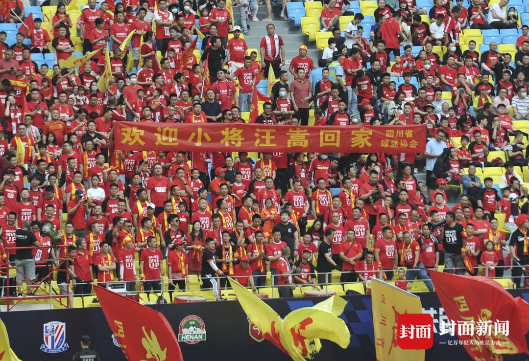 汪嵩成都绕场一圈感谢球迷,小将汪嵩流泪