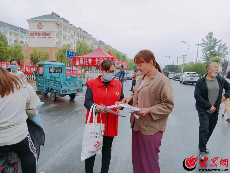 青田街道开展“5.29计生协会会员活动”服务宣传日