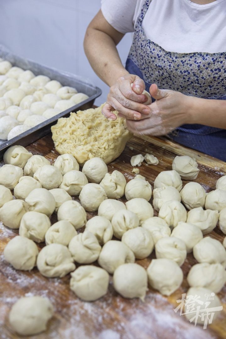 橙柿视觉丨杭州这家人均10元的烧饼油条店，凭什么能入选“米其林”？今早我们去探了探