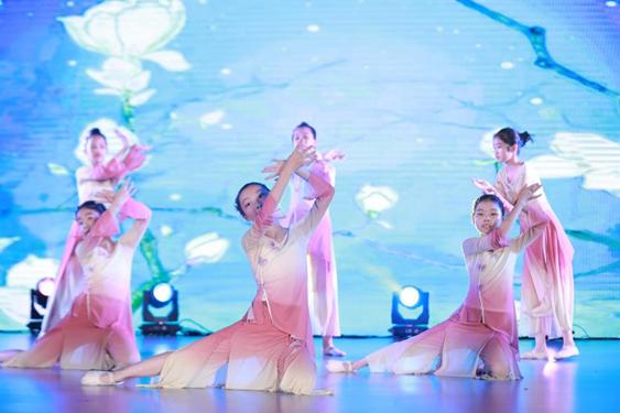 七彩童年迎春晚会,七彩童年幼儿园六一儿童汇演视频