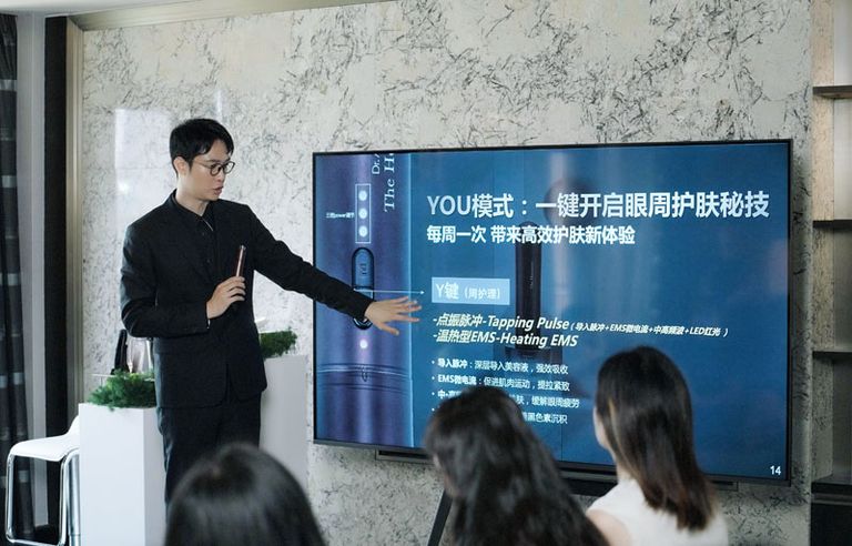 Dr.Arrivo宙斯携新品赫露丝美容仪，盛启「宠EYE」秘境