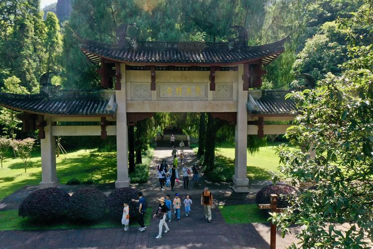 为强国建设民族复兴注入不竭精神动力——以习*平近**同志为核心的*党**中央引领中华文化创造性转化创新性发展纪实