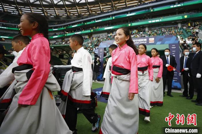 新工体球场藏族球童,新工体球员